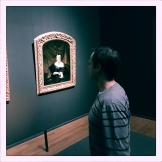 De liefste keek heel serieus naar alle schilderijen.